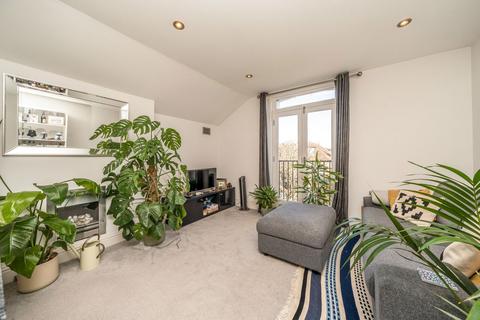 2 bedroom flat for sale, Enmore Road, London SW15