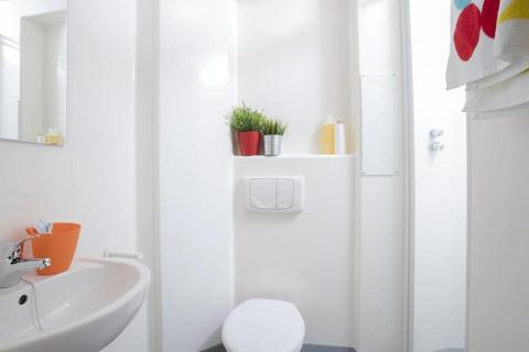 1 bedroom in a flat share to rent, Green Lanes, London N16