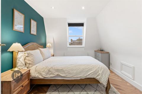 3 bedroom flat for sale, Replingham Road, London