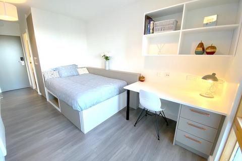 1 bedroom in a flat share to rent, Green Lanes, London N16