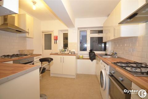 1 bedroom in a house share to rent, Friern Barnet Road, London - N11