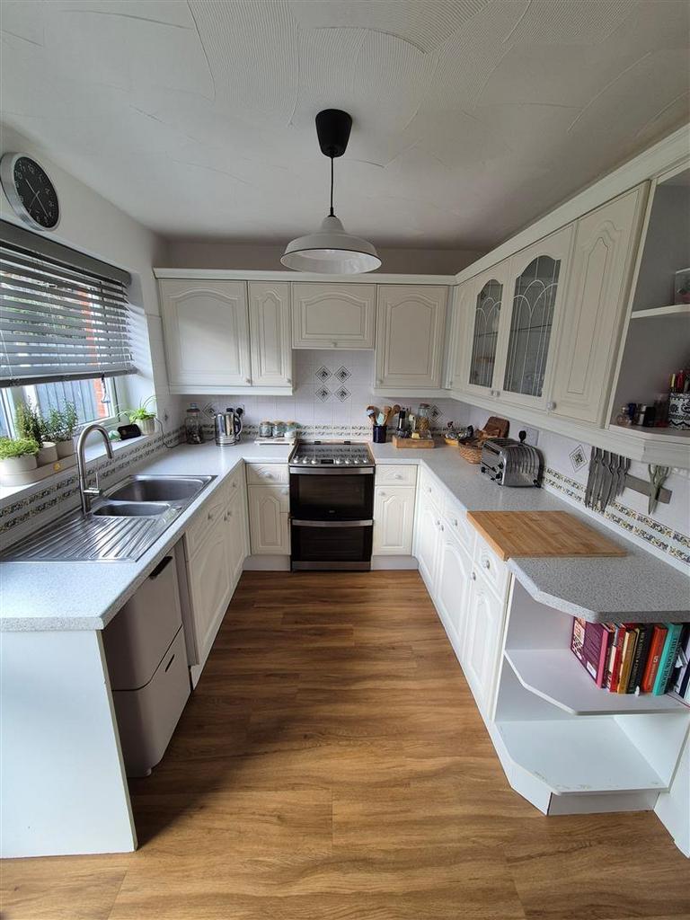 Kitchen2.jpg