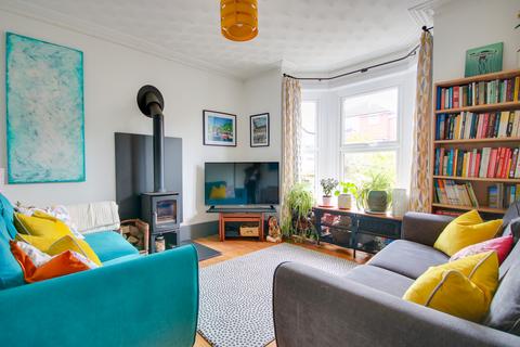 BITTERNE PARK! STUNNING KITCHEN DINER! SUNNY ASPECT REAR GARDEN!