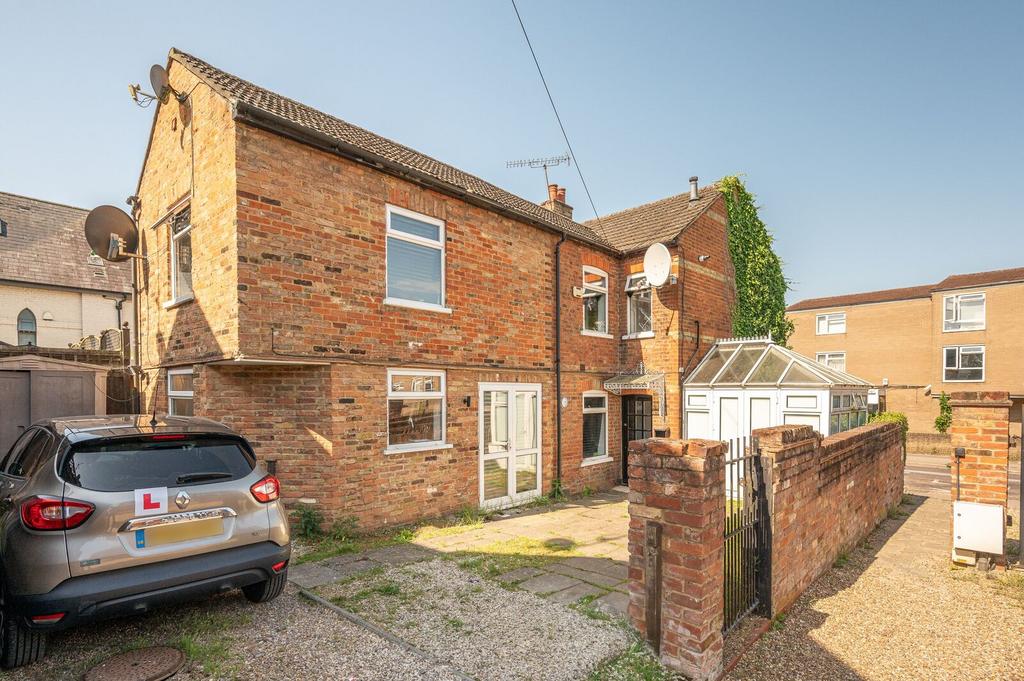 Detached house exterior, driveway