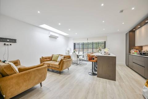 3 bedroom flat to rent, Belford House, Forest Gate, London, E7
