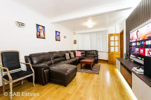 4 bedroom terraced house to rent, Ascot Gardens, Southall, UB1
