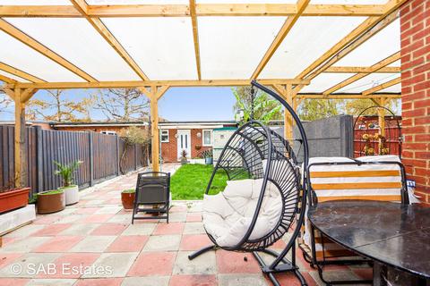 4 bedroom terraced house to rent, Ascot Gardens, Southall, UB1