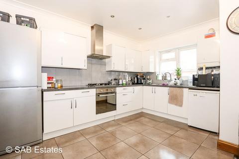4 bedroom terraced house to rent, Ascot Gardens, Southall, UB1