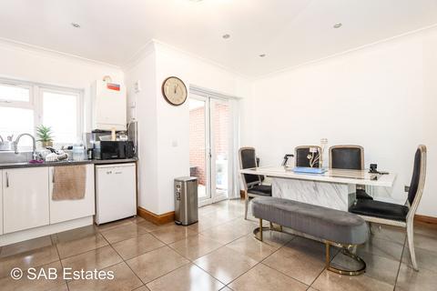 4 bedroom terraced house to rent, Ascot Gardens, Southall, UB1