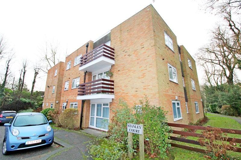 Spacious Modern Studio Flat with Separate Sleepin