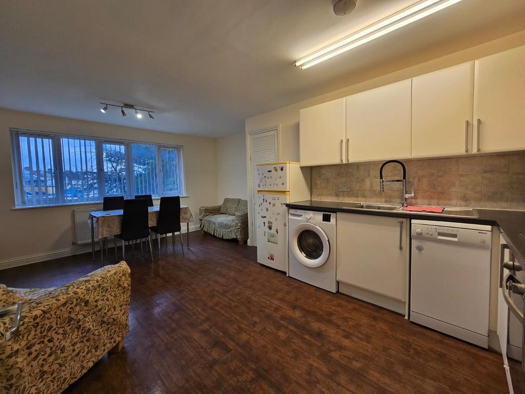 2 bed flat to rent The Vale, London NW11
