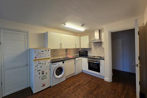 2 bedroom flat to rent, he Vale, NW11