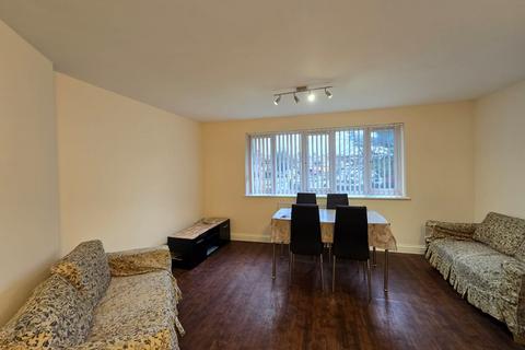 2 bedroom flat to rent, he Vale, NW11