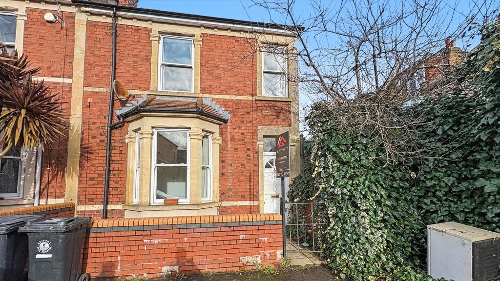 Red-brick bay-fronted terraced house with class...