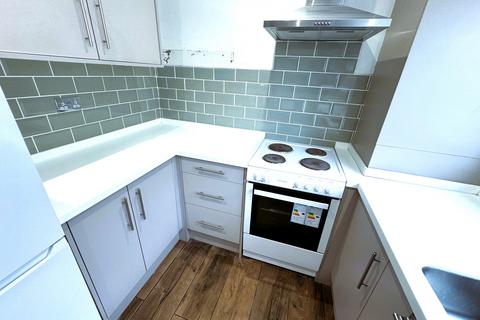 3 bedroom flat to rent, Western Avenue, Dagenham RM10