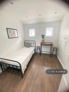 Studio to rent, Netley Road, Ilford, IG2
