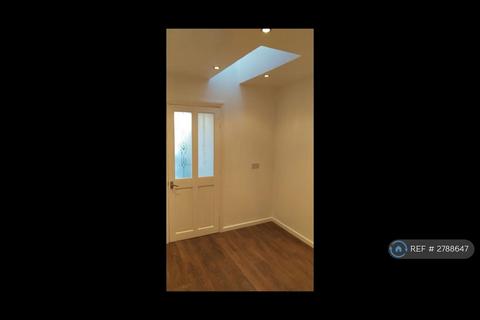 Studio to rent, Netley Road, Ilford, IG2