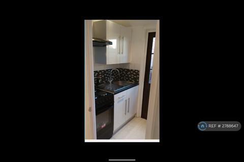 Studio to rent, Netley Road, Ilford, IG2