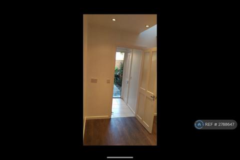 Studio to rent, Netley Road, Ilford, IG2