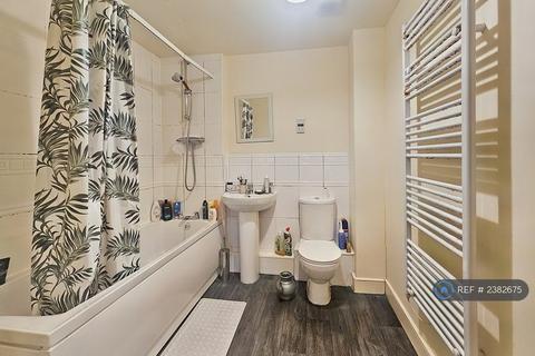 2 bedroom flat to rent, Stoneyholme Avenue, Manchester, M8