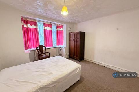 4 bedroom semi-detached house to rent, Clevedon Gardens, Hounslow, TW5