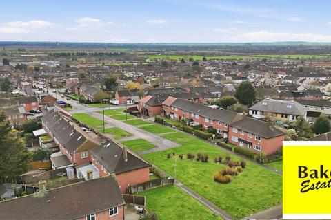 3 bedroom end of terrace house for sale, North Close, Chigwell IG7