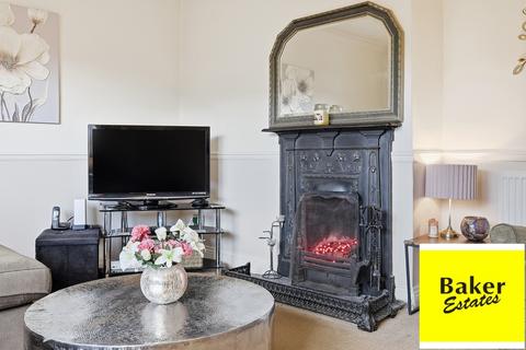 3 bedroom end of terrace house for sale, North Close, Chigwell IG7