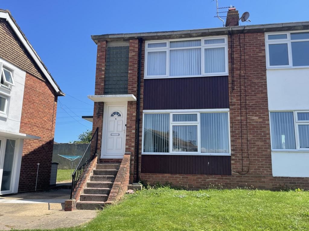 2 Bedroom First Floor Maisonette in Holland on Se