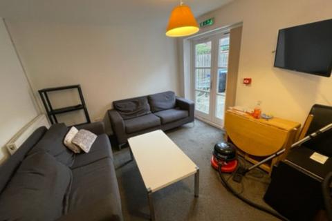 5 bedroom flat to rent, 39b Warwick Street
