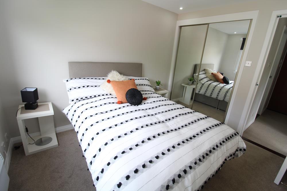 Bedroom 1 − pic 2