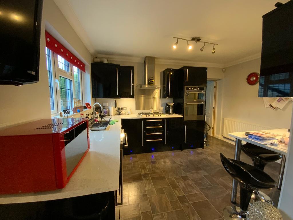L-SHAPED KITCHEN 20'4 x 12'10