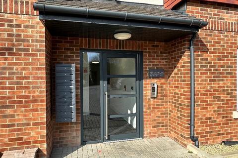 3 bedroom flat for sale, West Hill, Sanderstead, Surrey, CR2 0SB