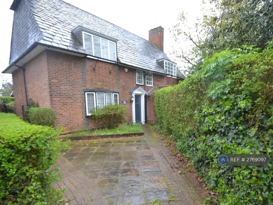 Period 2-Bed House In Roe Green With Parking