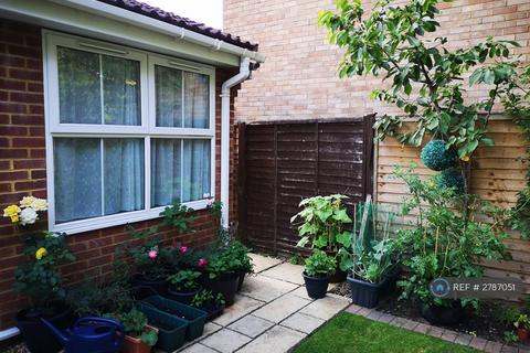 3 bedroom semi-detached house to rent, Garth Close, Wokingham, RG41
