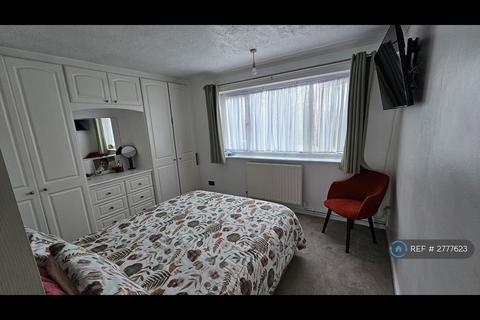 2 bedroom flat to rent, Bevan Way, Hornchurch, RM12