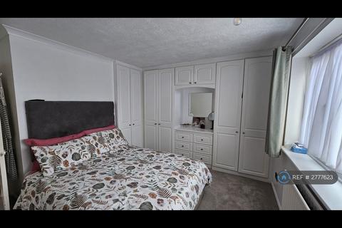 2 bedroom flat to rent, Bevan Way, Hornchurch, RM12