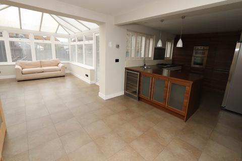 undefined, Nyth Y Dryw, Rhoose Point,