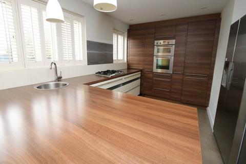 undefined, Nyth Y Dryw, Rhoose Point,