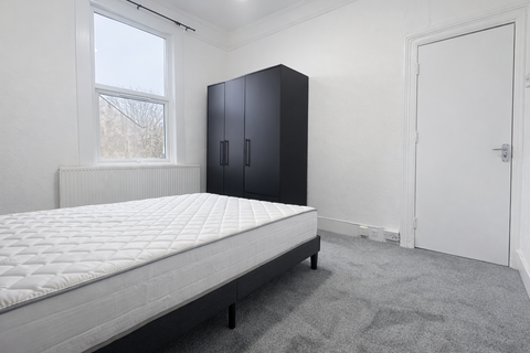 1 bedroom in a house share to rent, The Slade,