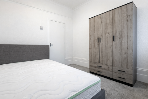 1 bedroom in a house share to rent, The Slade
