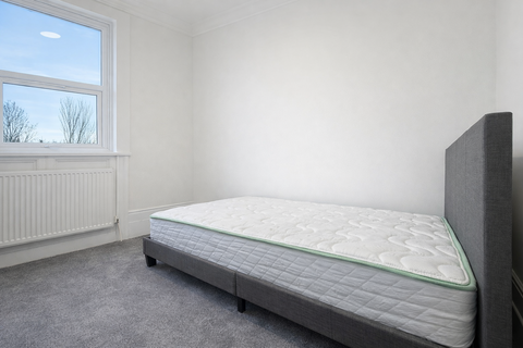 1 bedroom in a house share to rent, The Slade