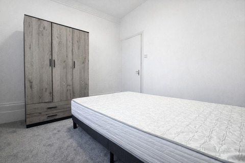 1 bedroom in a house share to rent, The Slade