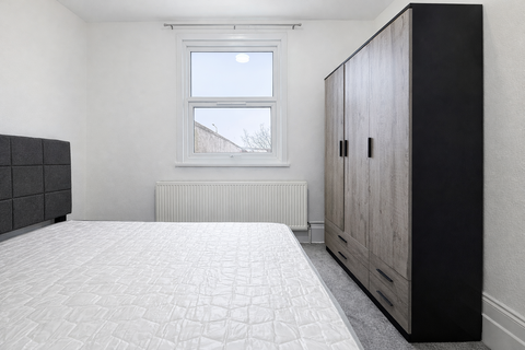 1 bedroom in a house share to rent, The Slade