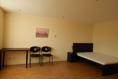 Studio to rent, 295 Rayners Lane, Harrow HA2
