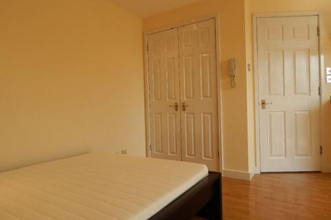 Studio to rent, 295 Rayners Lane, Harrow HA2