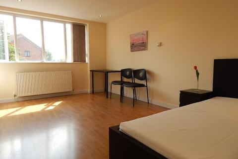 Studio to rent, 295 Rayners Lane, Harrow HA2