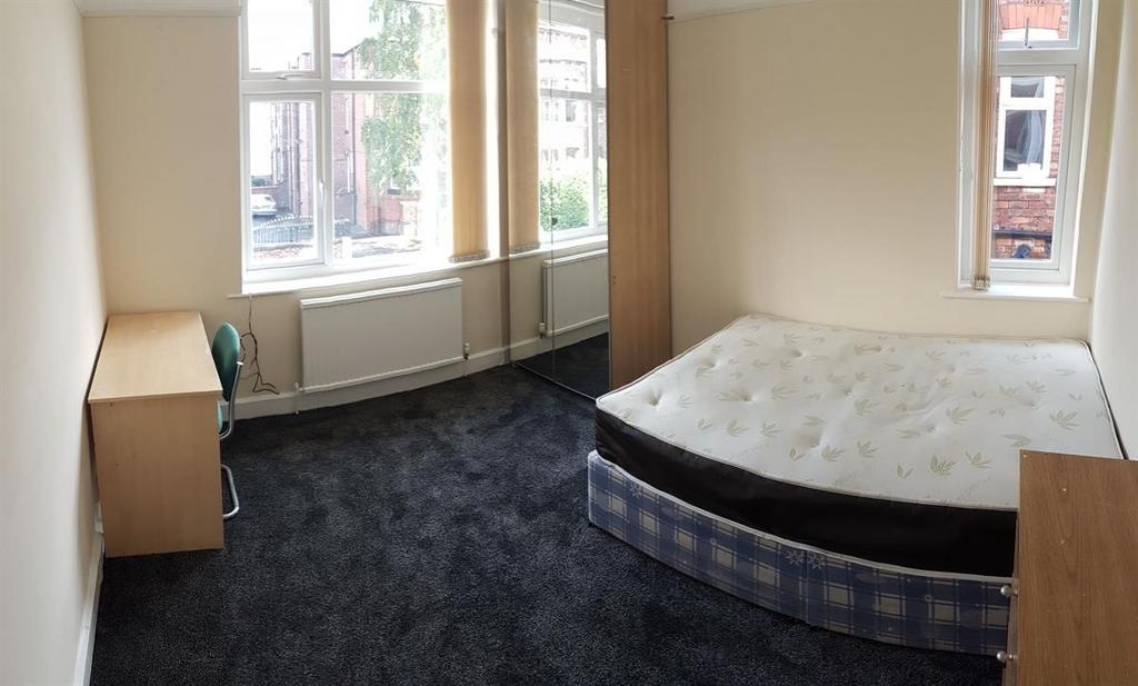 Bright, simply furnished double bedroom with la...