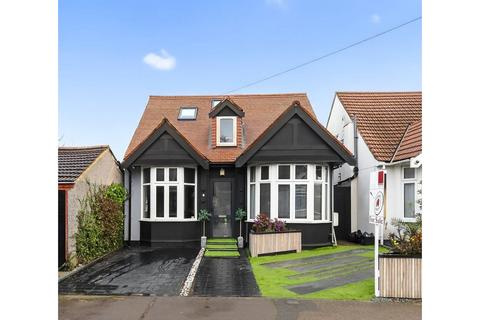 5 bedroom detached bungalow for sale, Forterie Gardens, Ilford, IG3