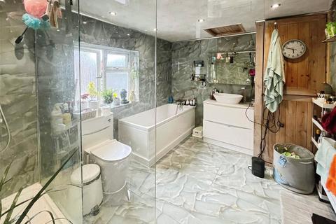 4 bedroom end of terrace house for sale, Leicester Road, Warwickshire CV12