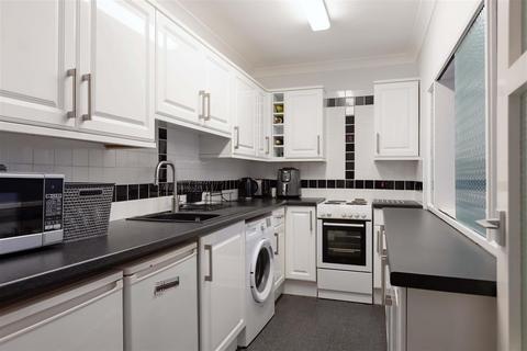 1 bedroom flat for sale, Grand Avenue, Worthing